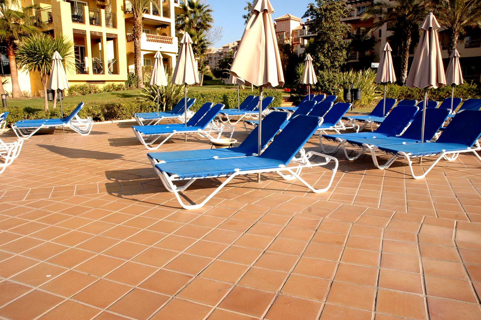 ga marbella resort pavimento klinker natural 7 - Diseño de terrazas rústicas: esenciales para crear tu oasis de calma este verano