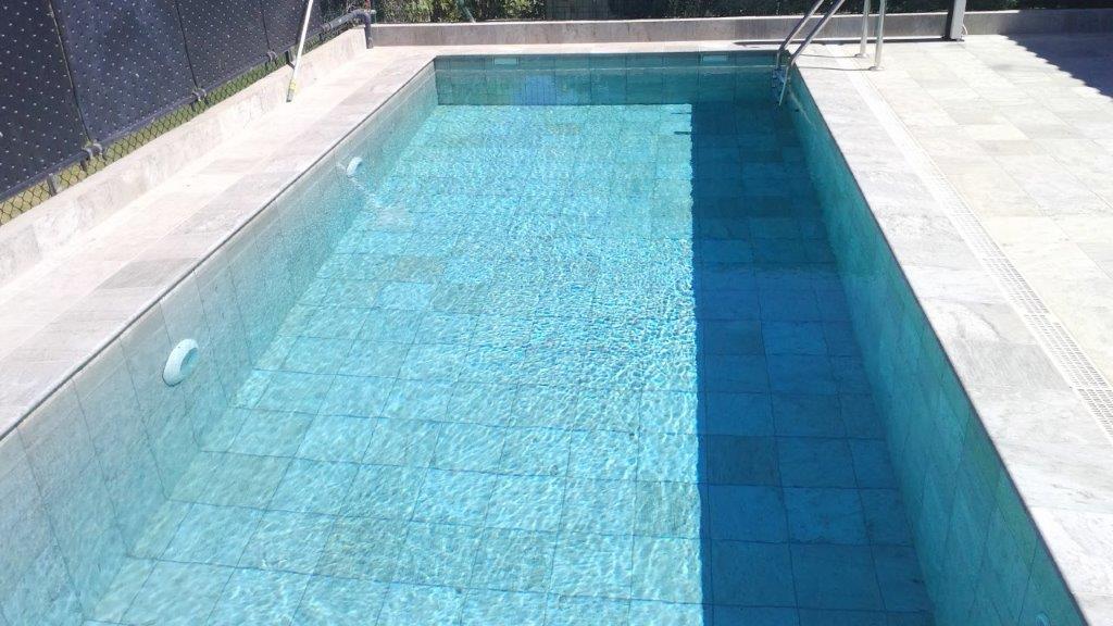 piscina itaca gris 1 - ¿CÓMO PUEDO ELEGIR EL COLOR DE AGUA DE MI PISCINA?
