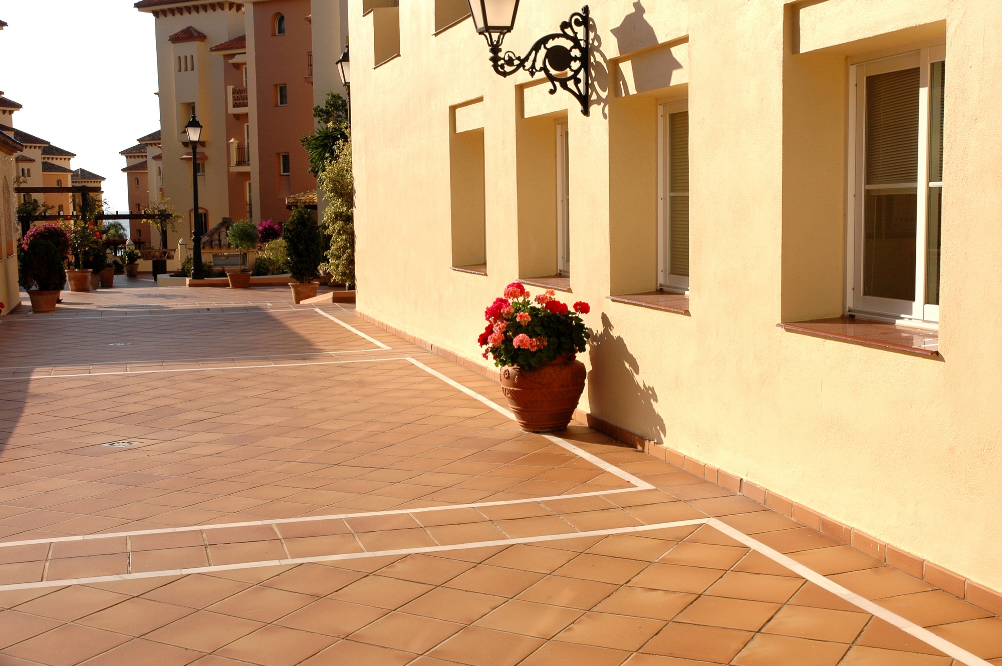 GA MARBELLA RESORT PAVIMENTO KLINKER NATURAL 1 - Diseño de terrazas rústicas: esenciales para crear tu oasis de calma este verano