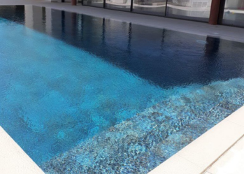 Piscina privada en Hotel Ambassador con Ocean Blue Piscina privada en Hotel Ambassador con Ocean Blue