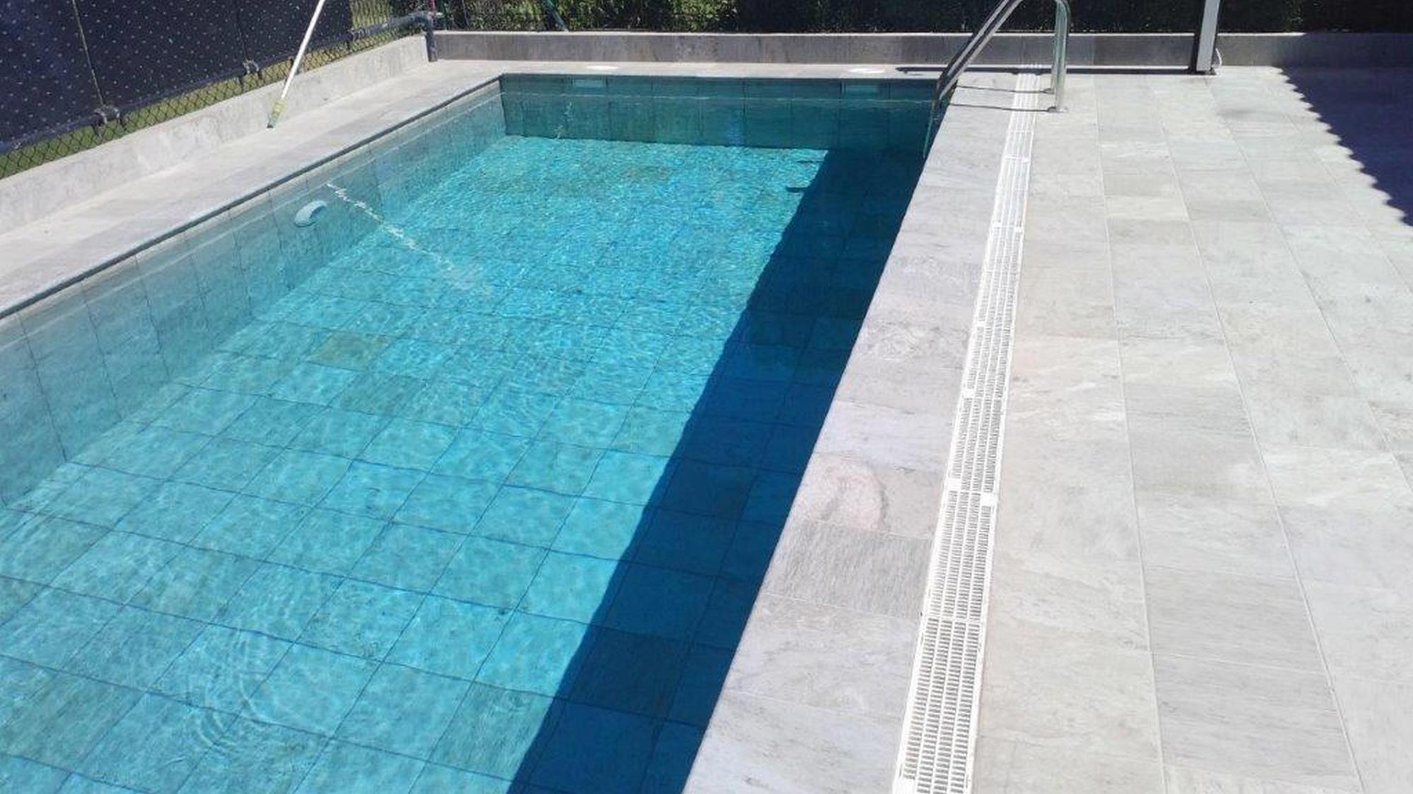 piscina itaca gris 2 - Piscina recreativa