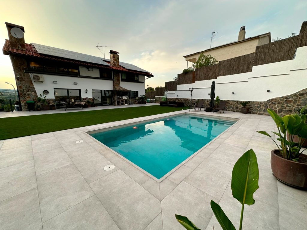 Private pool with the Urban Gris collection