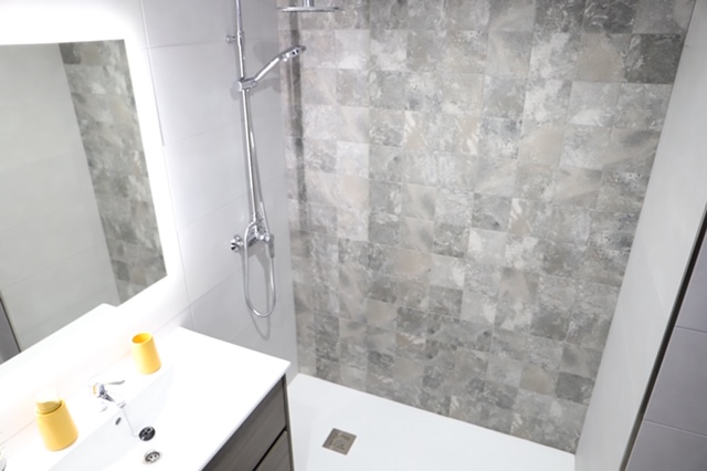 gris pearl bathroom 2 - LATEST BATHROOM TILE TRENDS
