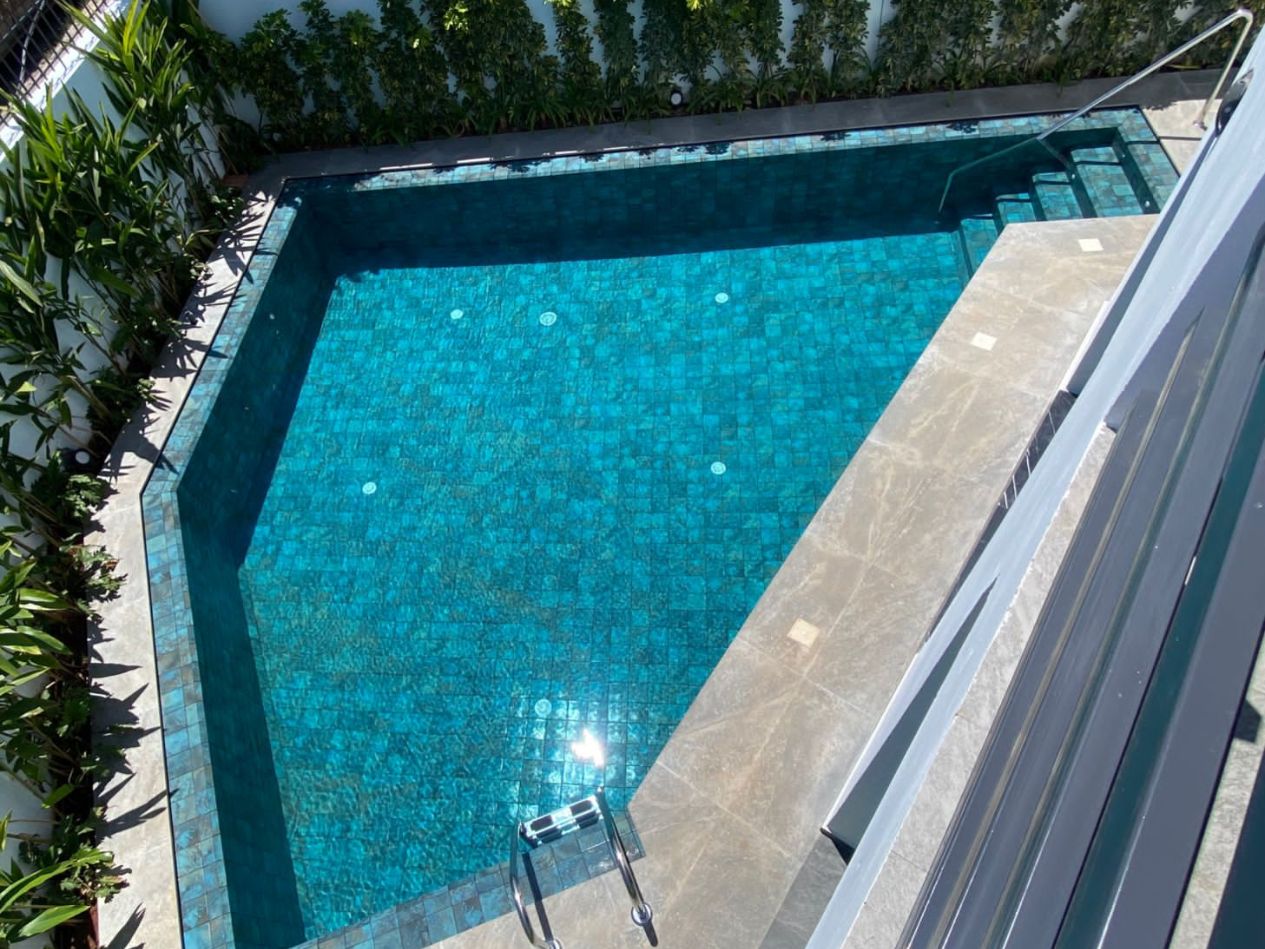 A minimalist pool on a small patio 2 - IDEAS FOR SMALL CHARMING POOLS