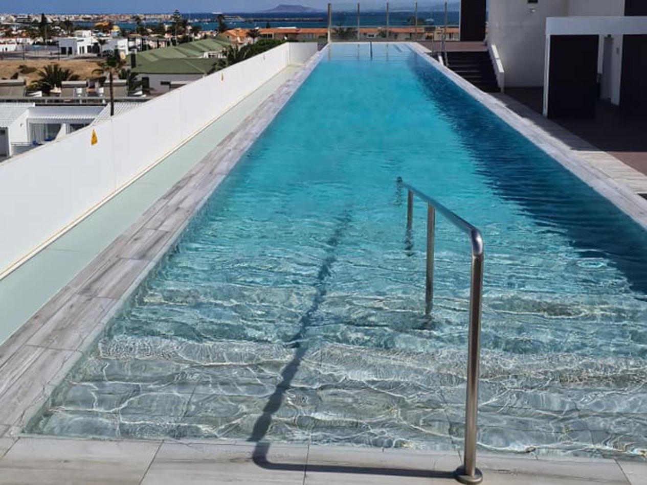 Petite piscine sur toit - IDÉES D'AMÉNAGEMENT POUR LES PETITES PISCINES PLEINES DE CHARME