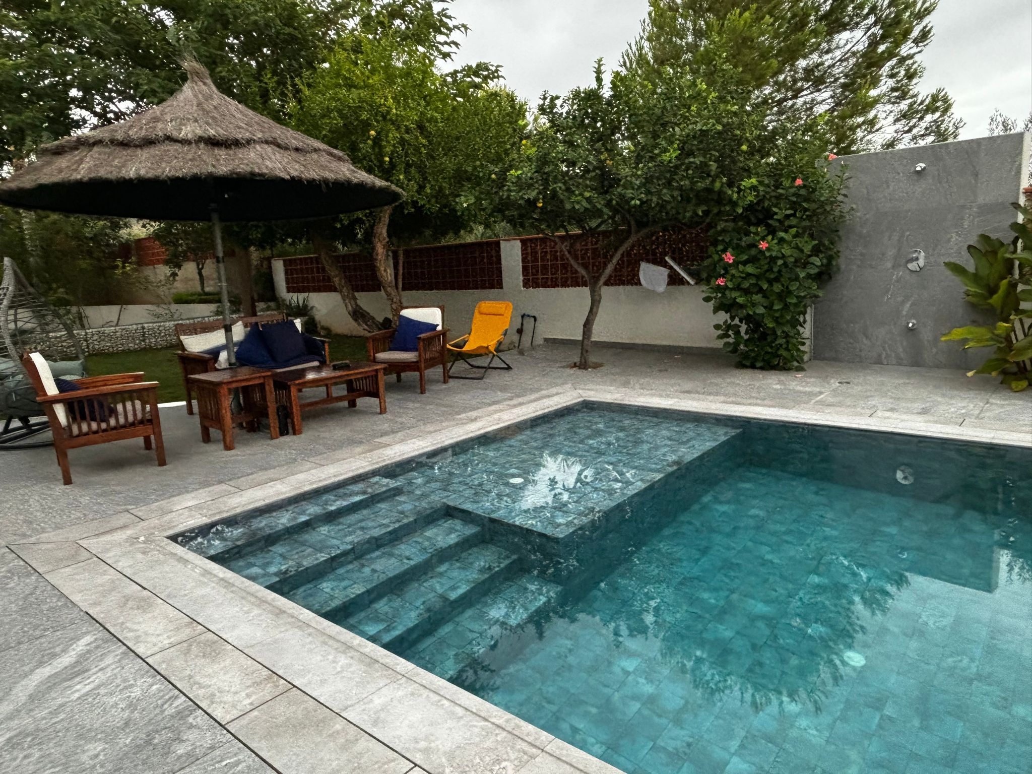 Petra Gris + Ocean Blue Bali Petra Gris Ocean Blue Bali - ¿Cómo transformar tu piscina en un espacio elegante y de lujo?