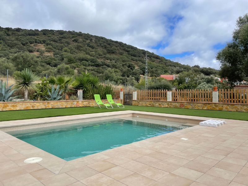 Piscina de diseño con revestimiento y playa de gres porcelánico de la colección Urban. Piscina de diseno con revestimiento y playa de gres porcelanico de la coleccion Urban - Guía de inspiración para piscinas de diseño: 4 claves para crear un proyecto único