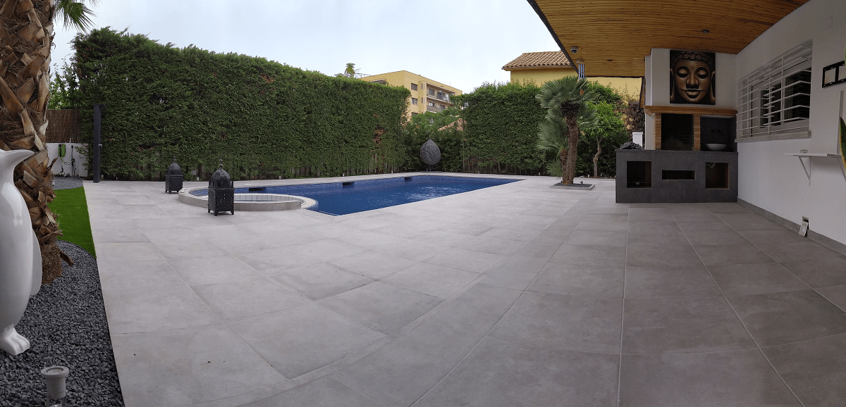 piscina Barcelona Urban gris y grafito (2)-min Vista de una piscina de diseño con porcelánico que se extiende del salón a la playa