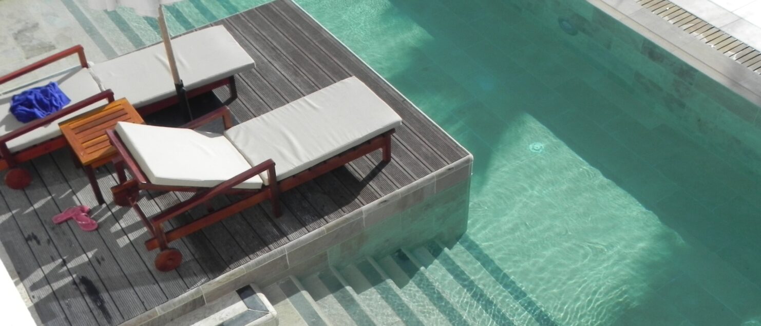 Las piscinas de diseño con revestimiento de gres porcelánico crean un oasis de relax y estilo en el jardín de una casa moderna.