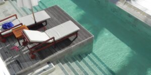 Las piscinas de diseño con revestimiento de gres porcelánico crean un oasis de relax y estilo en el jardín de una casa moderna.