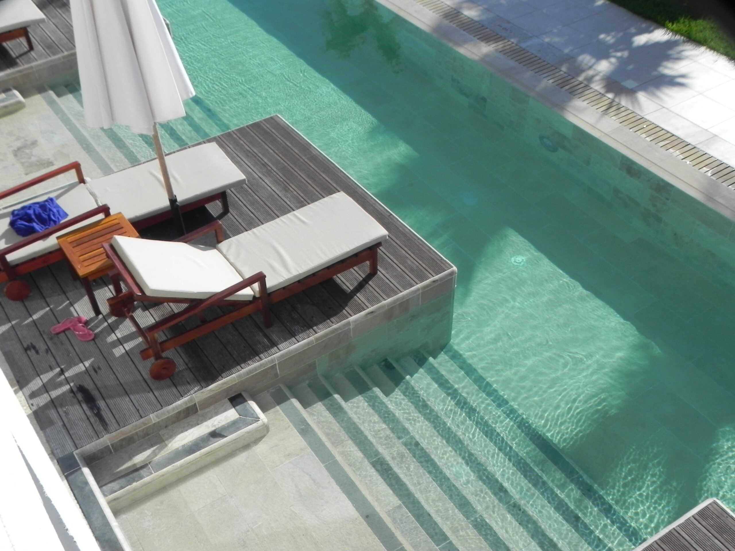 Las piscinas de diseño con revestimiento de gres porcelánico crean un oasis de relax y estilo en el jardín de una casa moderna.