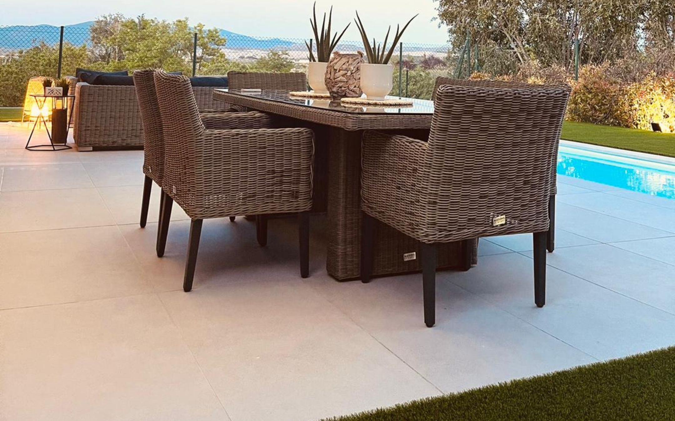 suelos porcelanicos inspiracion cemento 2 - Suelos porcelánicos que imitan acabados, ¿cuál elegir según la estancia de la casa?