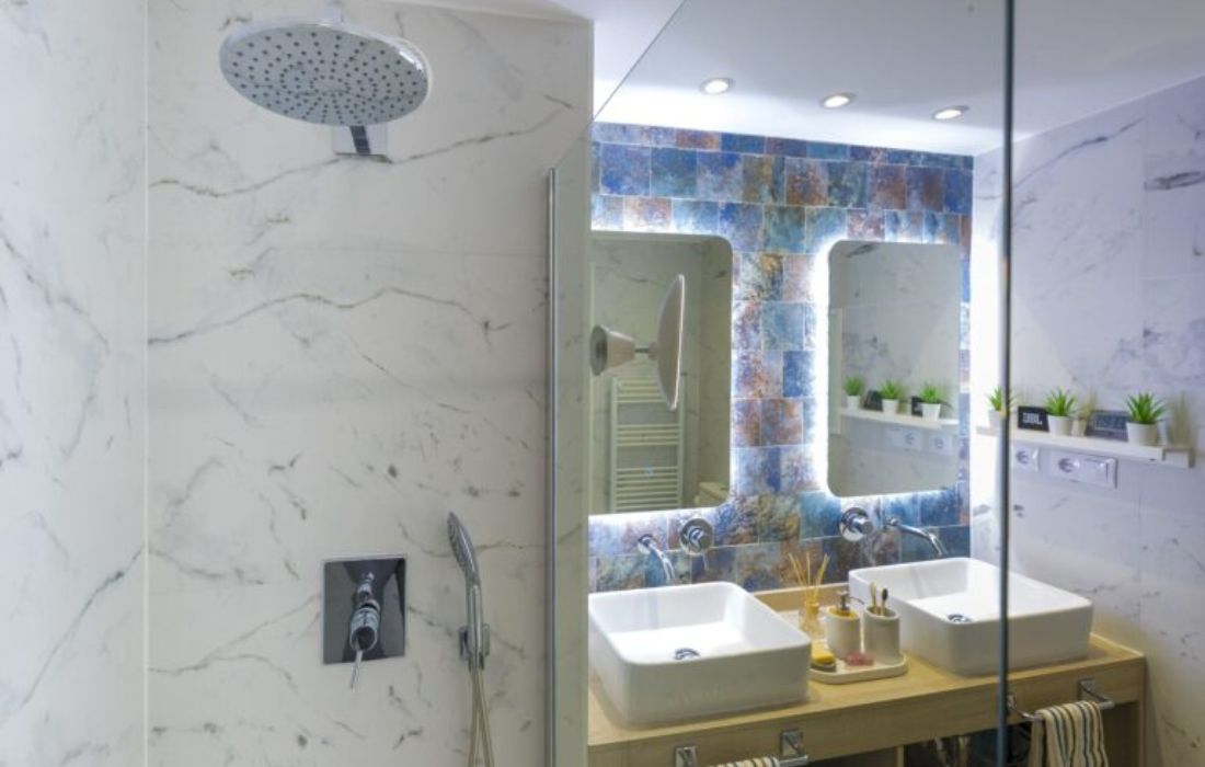 Proyecto con marble y ocean en baño Paredes de un baño moderno revestidas con gres porcelánico efecto mármol creando un espacio luminoso y elegante.