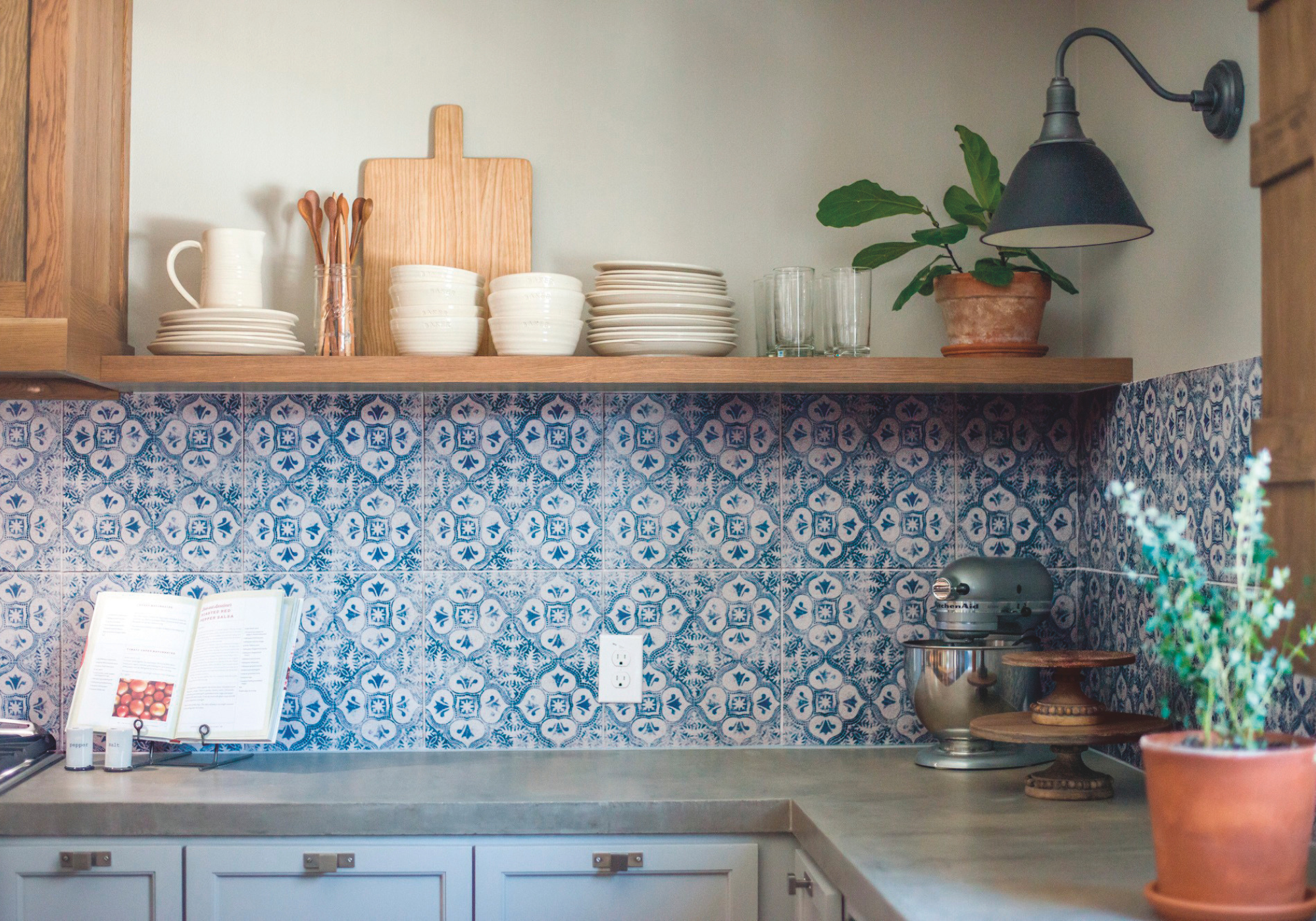 Gres esmaltado Alcázar en revestimiento de cocina Cocina revestida con gres esmaltado Alcázar, acabado resistente y decorativo para paredes.