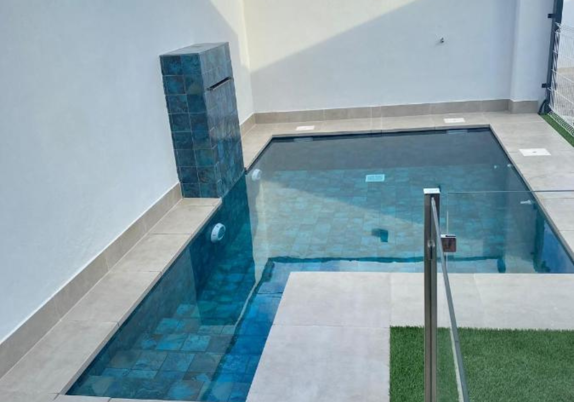 Revestimiento cerámico para piscinas Piscina revestida con cerámica, acabado resistente al agua y al uso exterior.