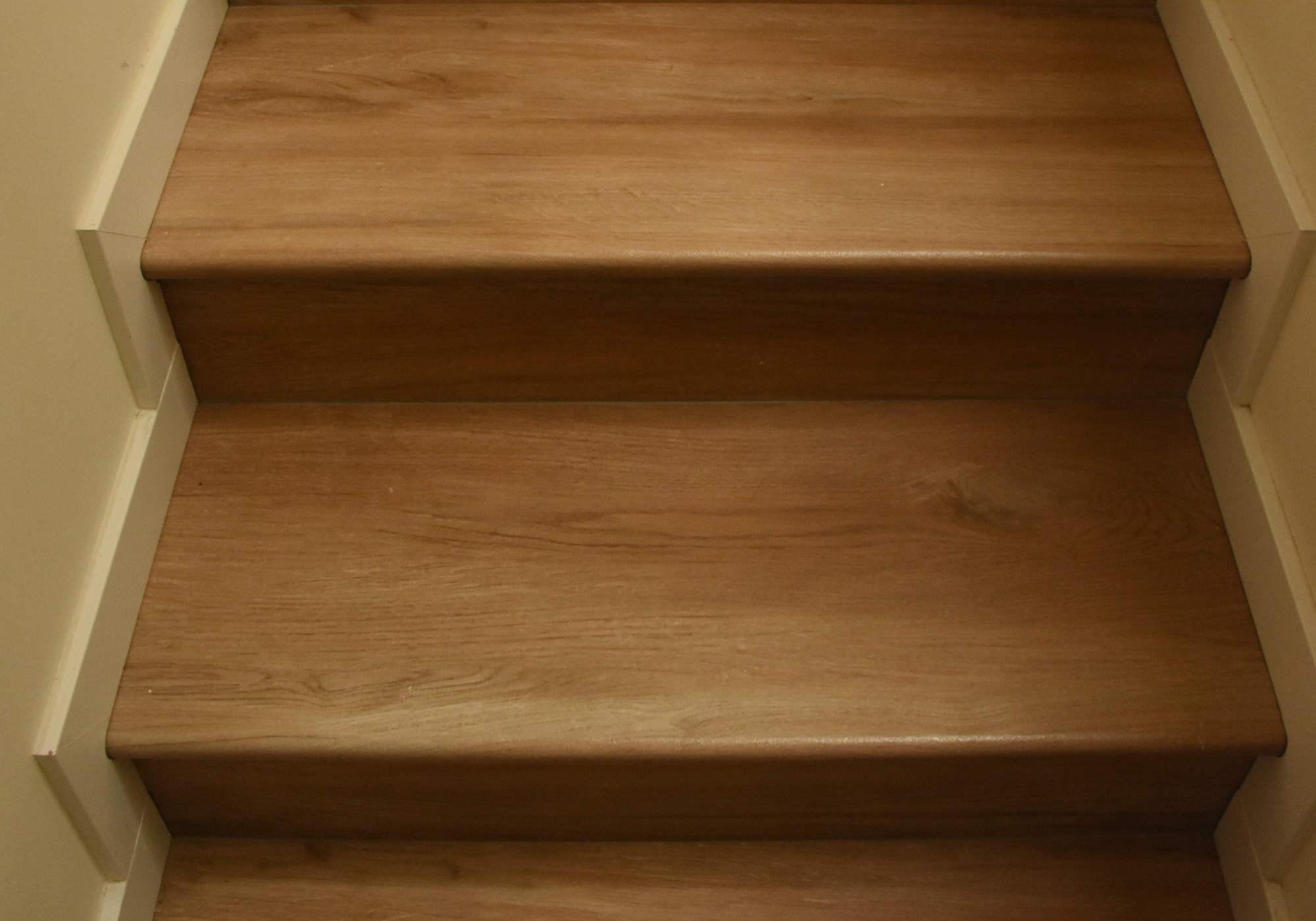 BLOG GRES ARAGON IMAGENES 59 - Escaleras porcelánicas con personalidad: guía de peldaños cerámicos y otras piezas especiales