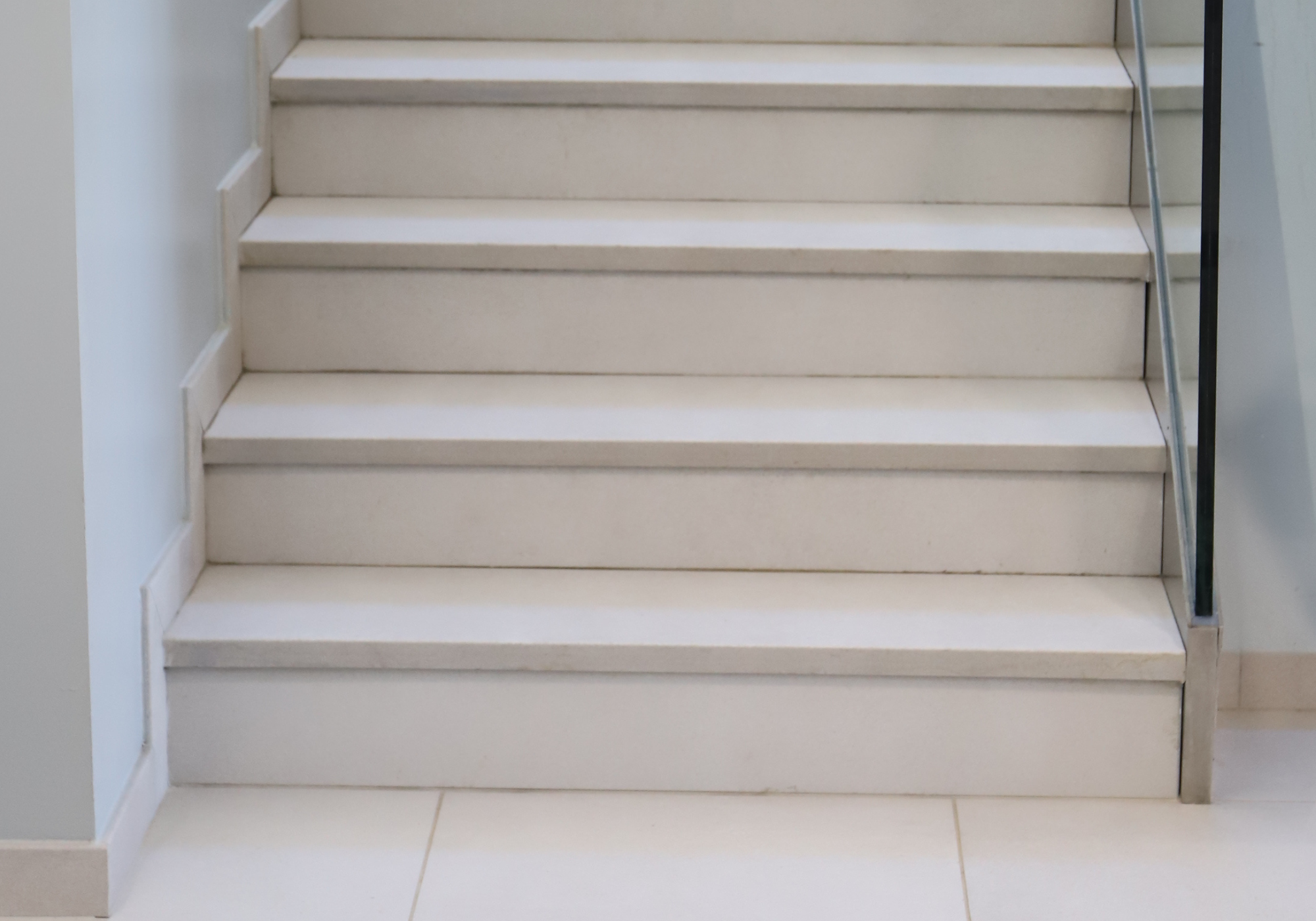 BLOG GRES ARAGON IMAGENES 60 - Escaleras porcelánicas con personalidad: guía de peldaños cerámicos y otras piezas especiales