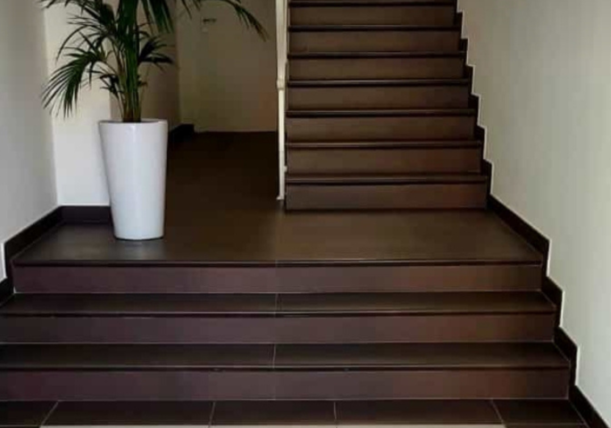 BLOG GRES ARAGON IMAGENES 61 - Escaleras porcelánicas con personalidad: guía de peldaños cerámicos y otras piezas especiales