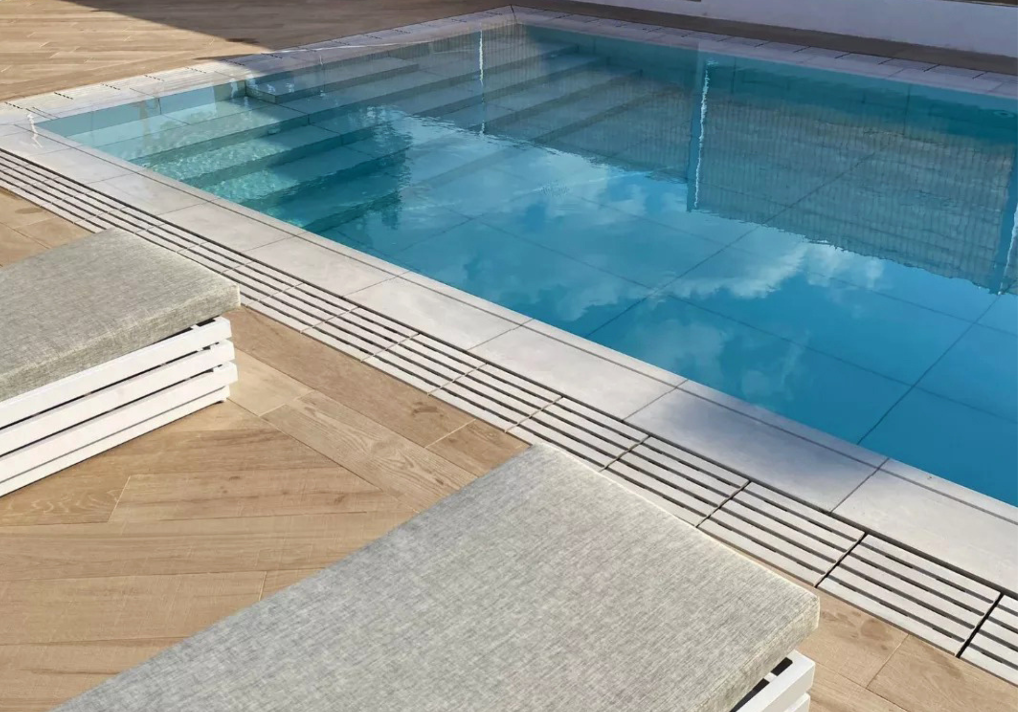 BLOG GRES ARAGON IMAGENES 73 - ¿Cómo revoluciona el gres extrusionado las piezas especiales de las piscinas? El secreto de un diseño perfecto