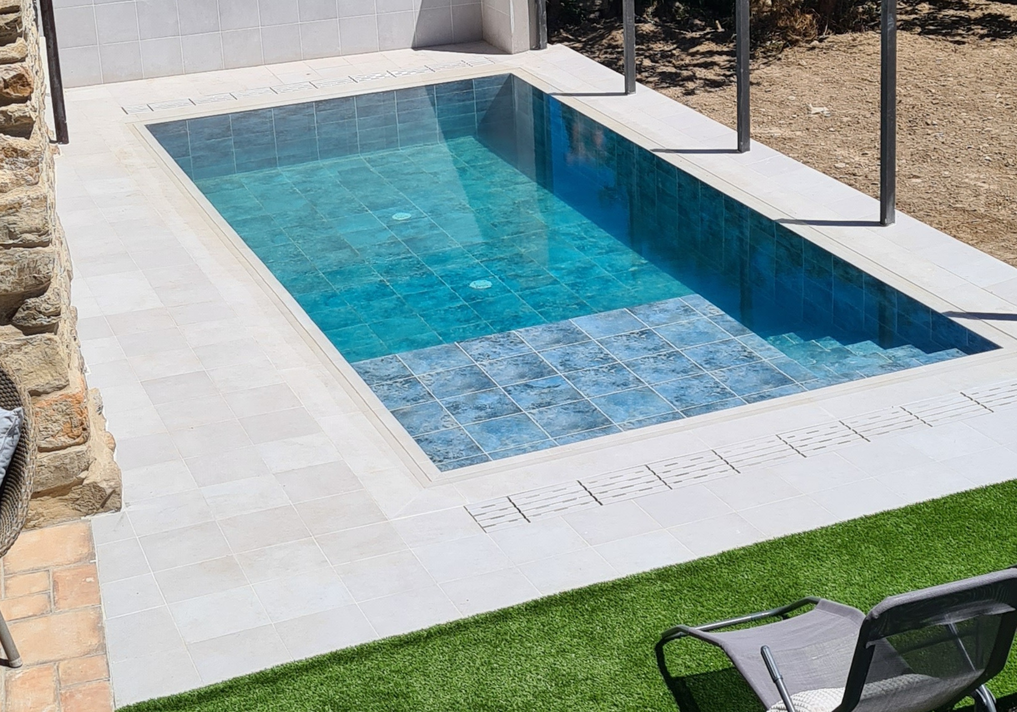 BLOG GRES ARAGON IMAGENES 74 - ¿Cómo revoluciona el gres extrusionado las piezas especiales de las piscinas? El secreto de un diseño perfecto