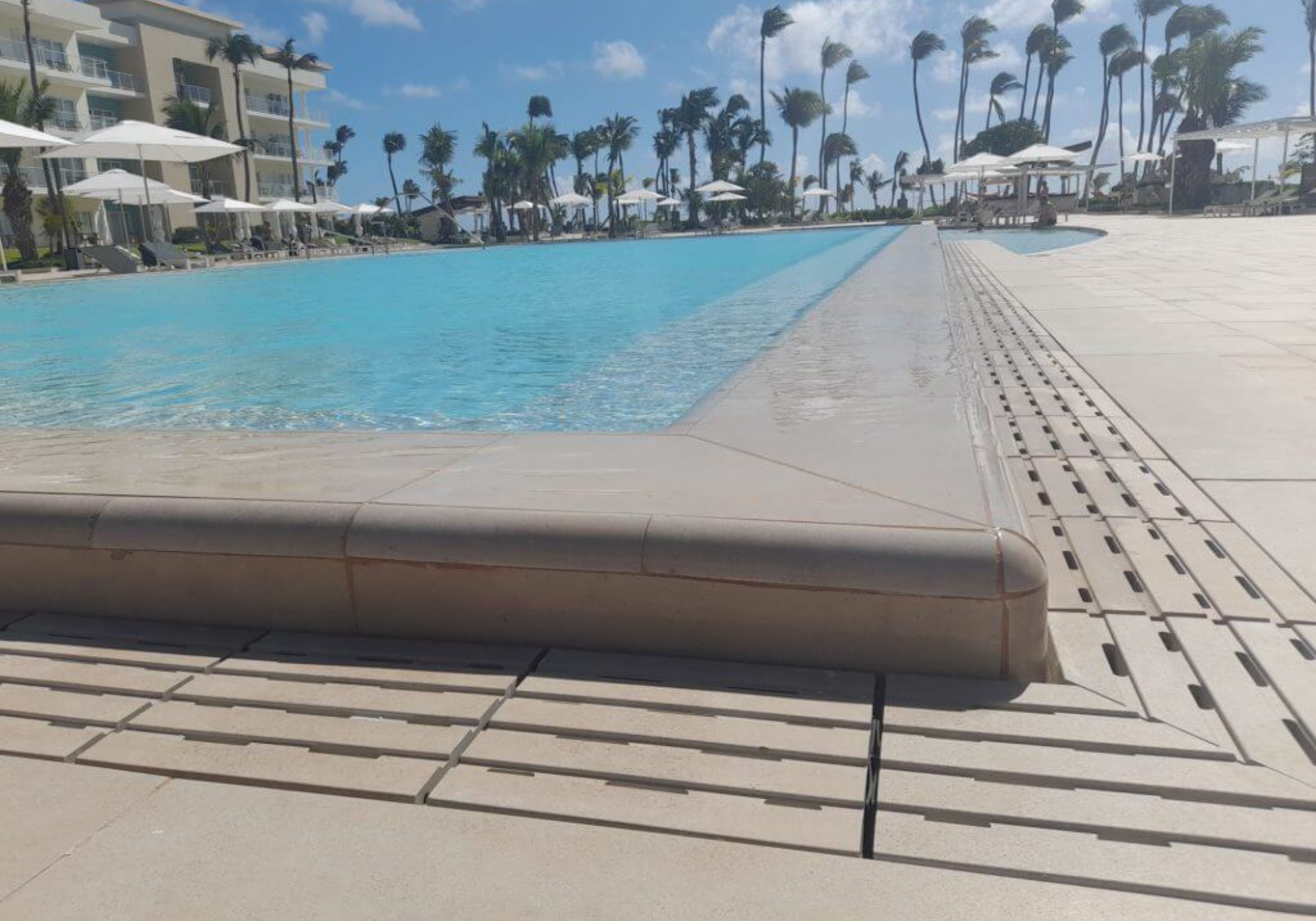 BLOG GRES ARAGON IMAGENES 75 - ¿Cómo revoluciona el gres extrusionado las piezas especiales de las piscinas? El secreto de un diseño perfecto