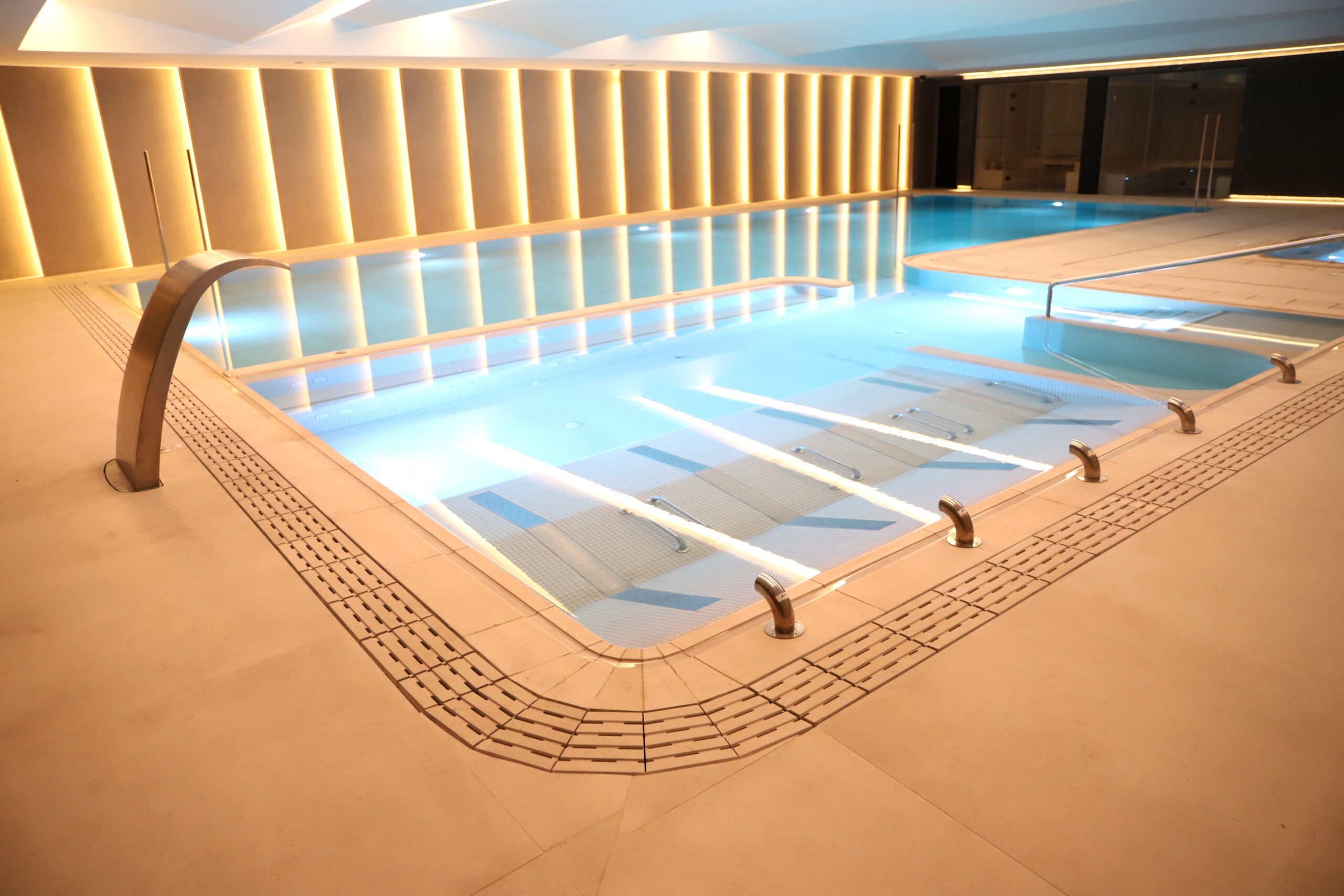 Proyecto de piscina spa con Selene Crema