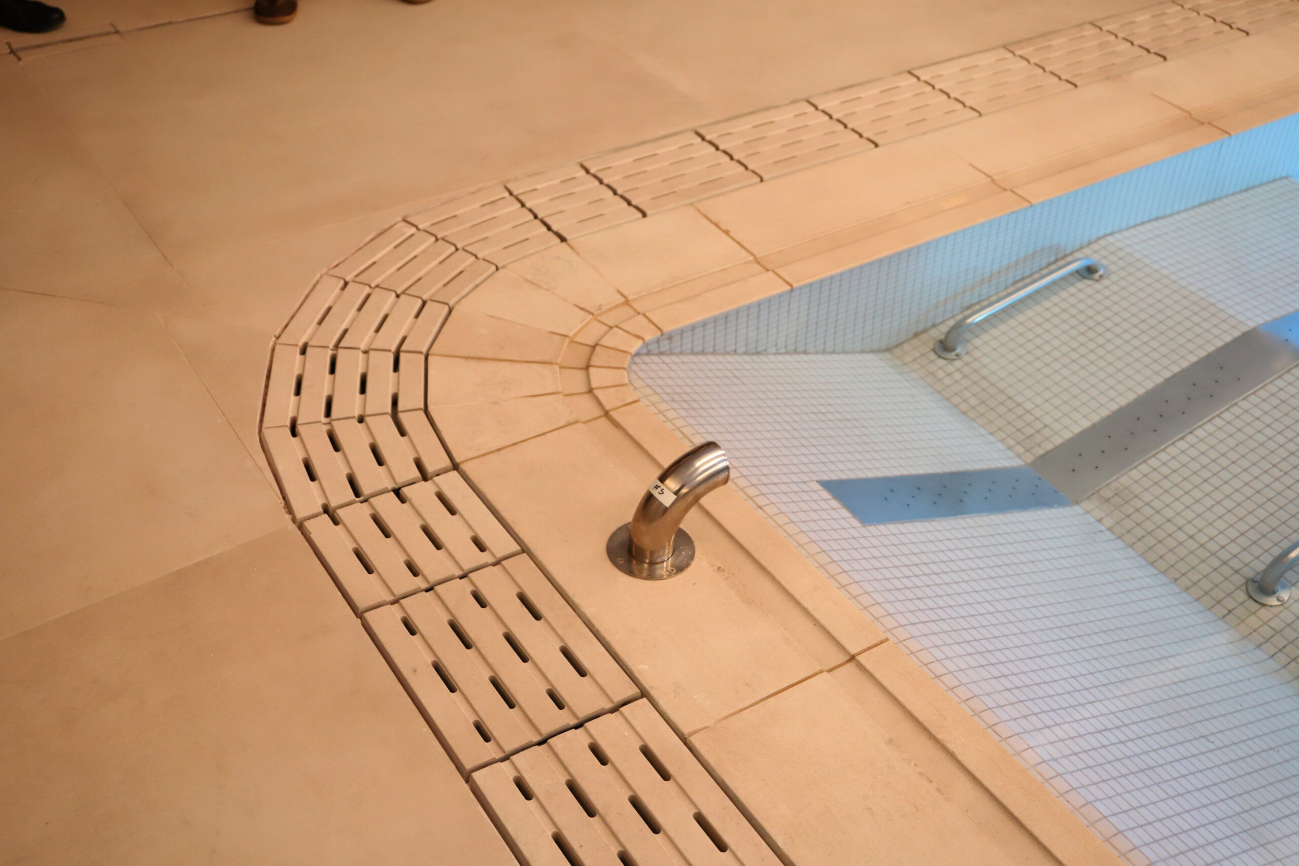 SELENE CREMA 14 scaled - ¿Cómo revoluciona el gres extrusionado las piezas especiales de las piscinas? El secreto de un diseño perfecto