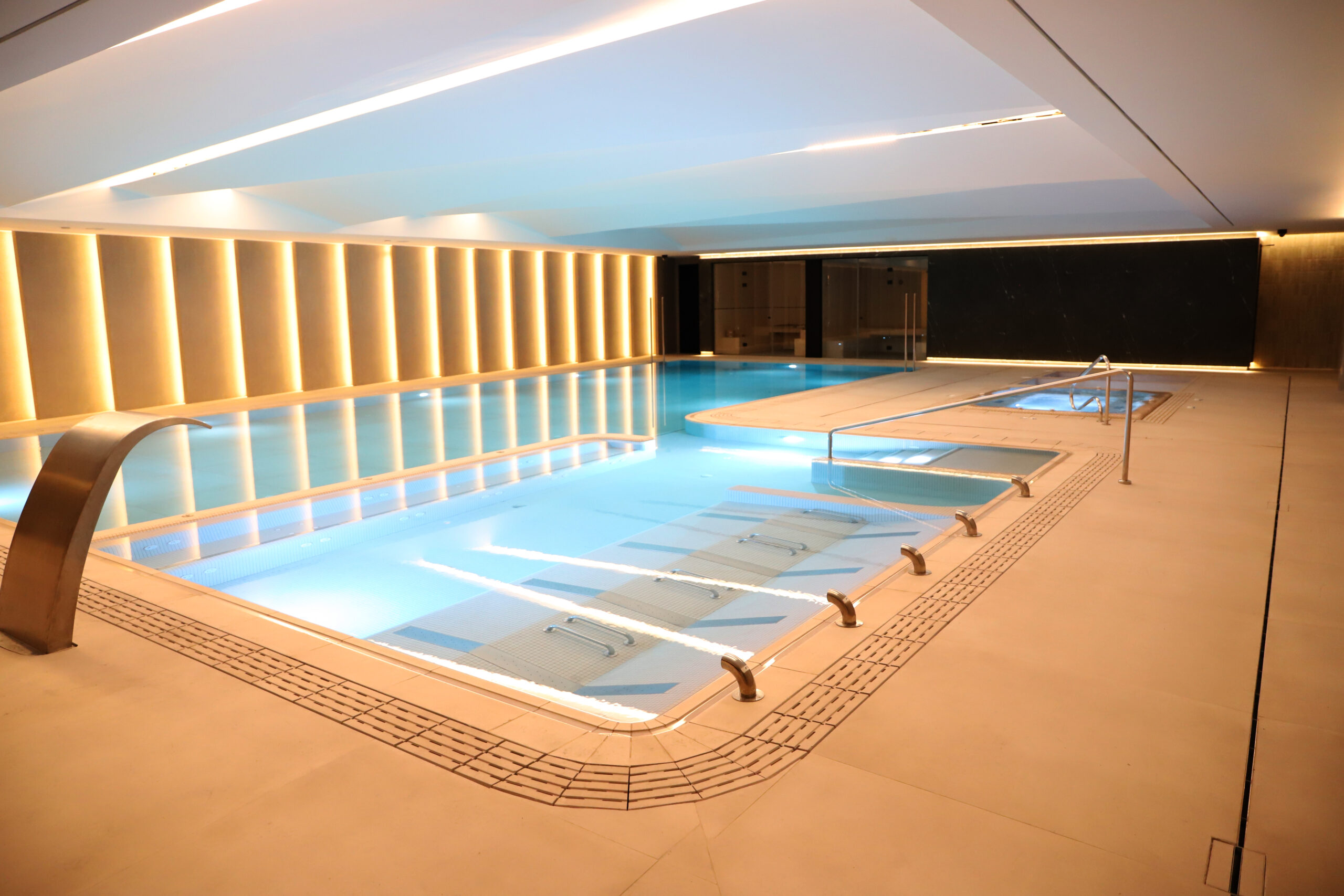 SELENE CREMA 2 scaled - ¿Cómo revoluciona el gres extrusionado las piezas especiales de las piscinas? El secreto de un diseño perfecto