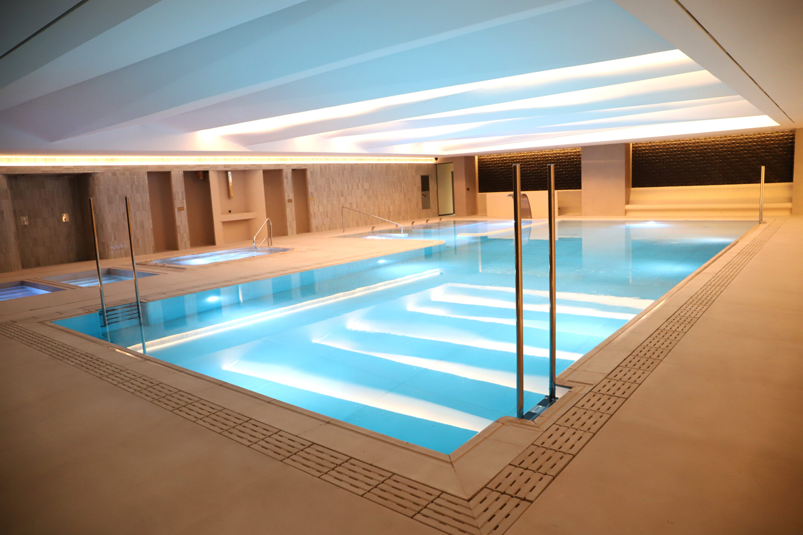 SELENE CREMA 21 scaled - ¿Cómo revoluciona el gres extrusionado las piezas especiales de las piscinas? El secreto de un diseño perfecto