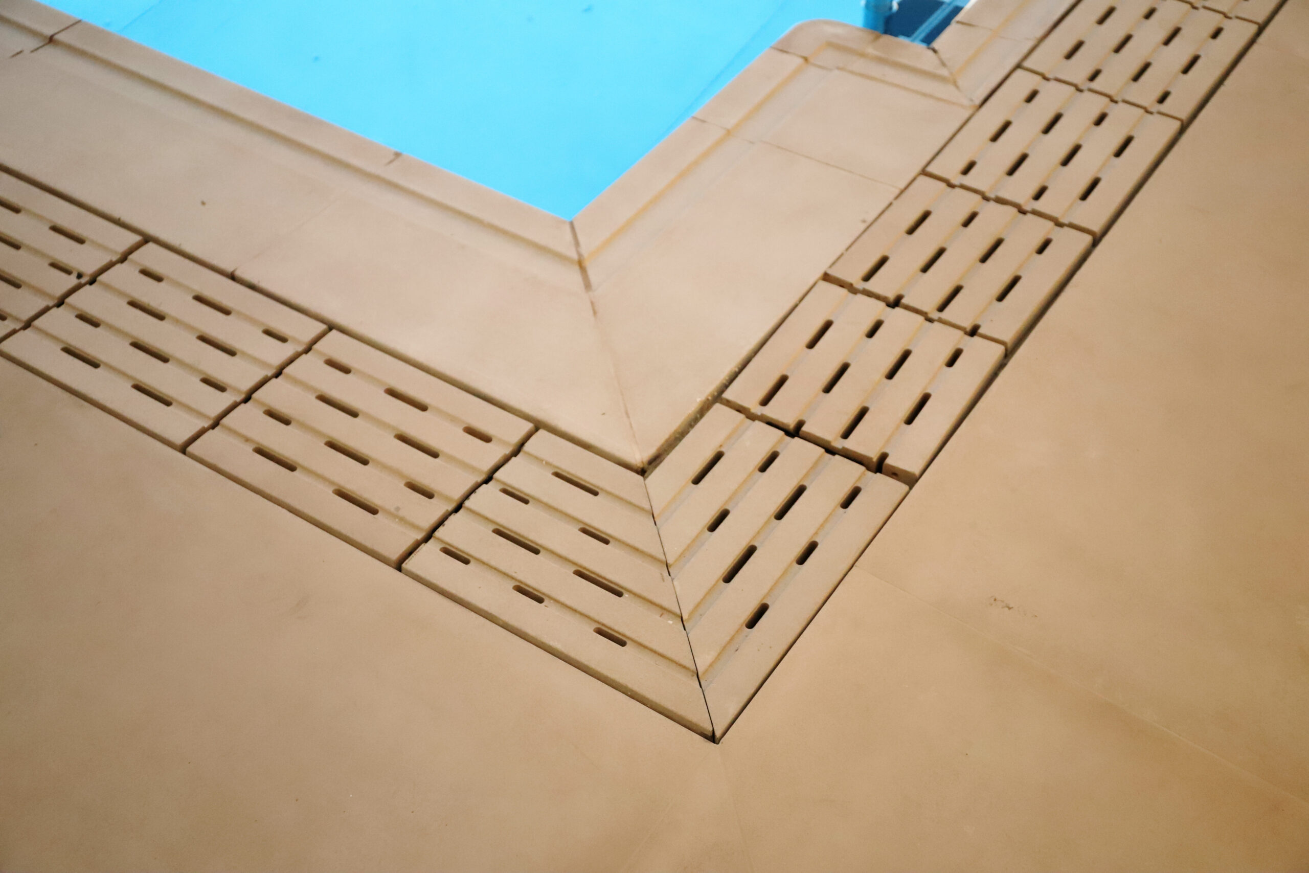 SELENE CREMA 4 scaled - ¿Cómo revoluciona el gres extrusionado las piezas especiales de las piscinas? El secreto de un diseño perfecto