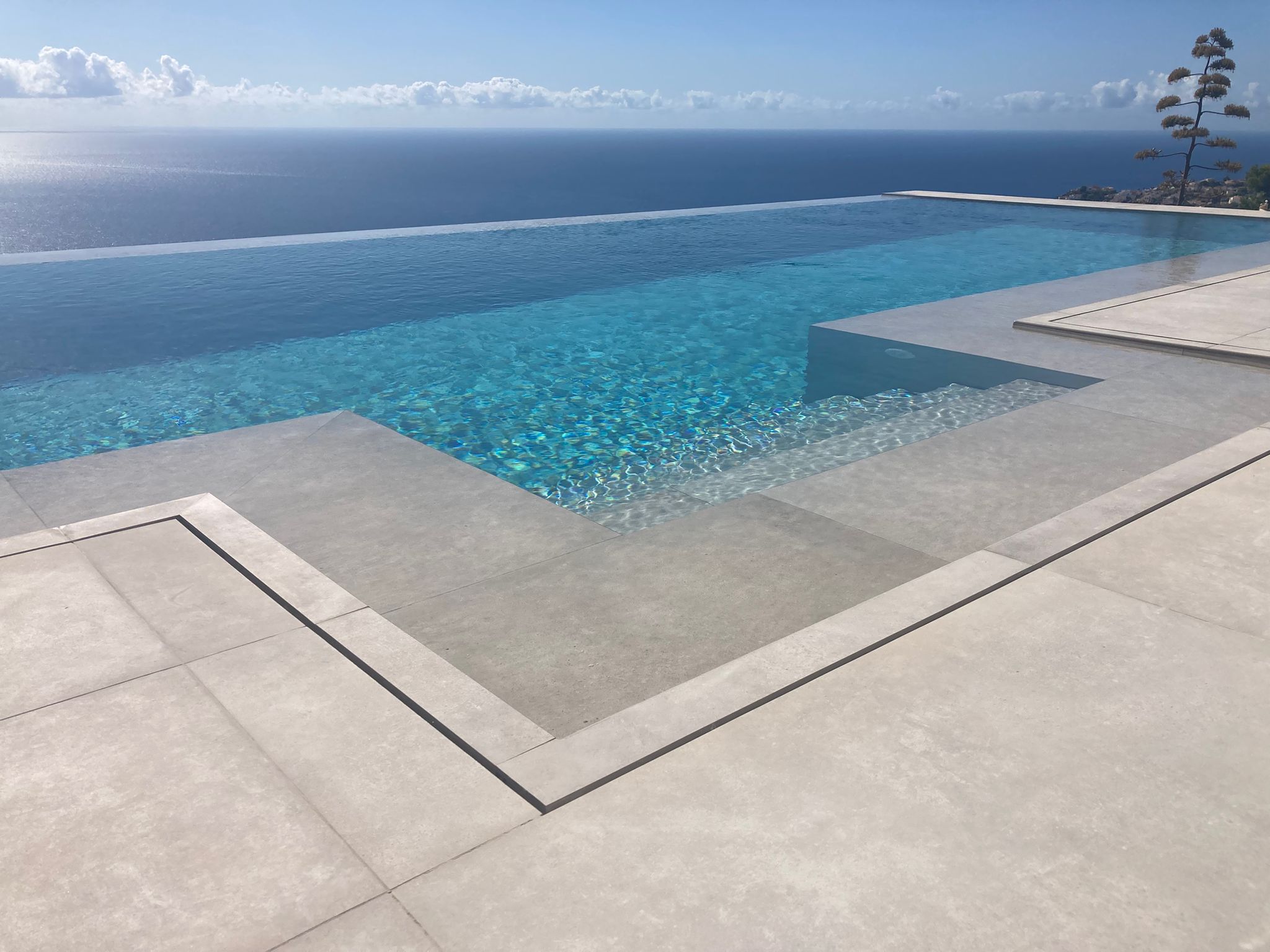 Proyecto de piscina infinity con Urban Gris 60×120