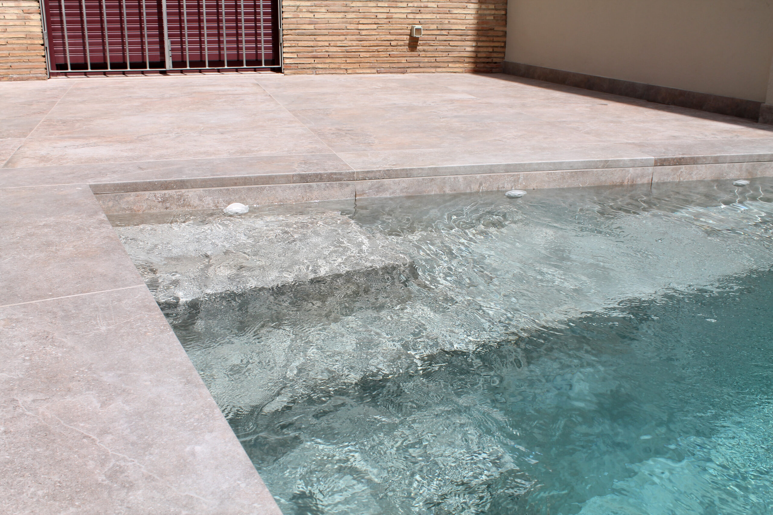 PETRA BEIGE scaled - 6 colores tendencia en las piscinas de 2026