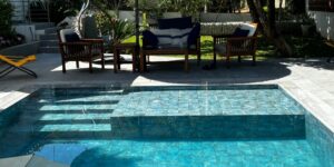 Interacción óptica de la luz solar, el cielo y el revestimiento cerámico para definir el color del agua de la piscina.