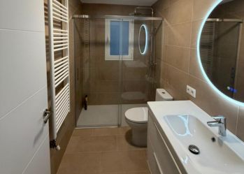 Baño minimalista con efecto cemento Urban Beige Baño minimalista con efecto cemento Urban Beige