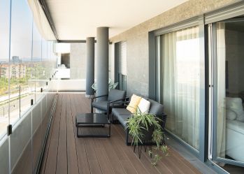 Terraza privada en Zaragoza revestida con suelo técnico cerámico ARADECK Nogal de Gres Aragón instalado sobre plots y rastreles.