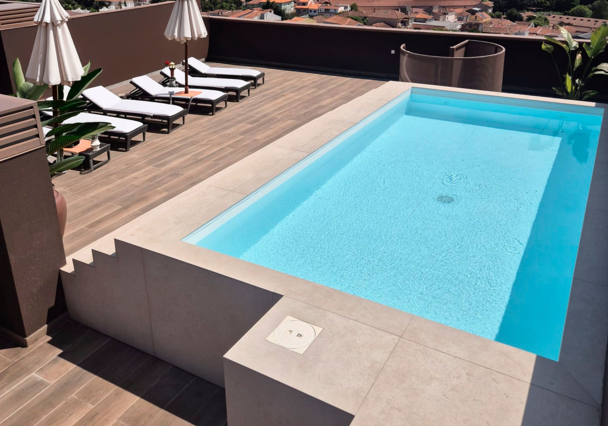 Piscina de obra revestida con gres porcelánico de Gres Aragón, destacando su continuidad visual y bajo mantenimiento.