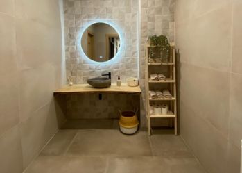 Baño de gres porcelánico para clínica de fisioterapia Baño de gres porcelánico para clínica de fisioterapia