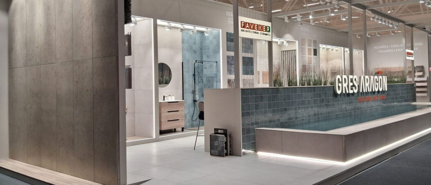 Gres Aragón’s exhibit at Cersaie 2026 highlighting an integrated ceramic pool system with Monocompact Slim coping and warm extruded ceramic paving.