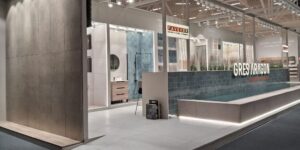 Gres Aragón’s exhibit at Cersaie 2026 highlighting an integrated ceramic pool system with Monocompact Slim coping and warm extruded ceramic paving.