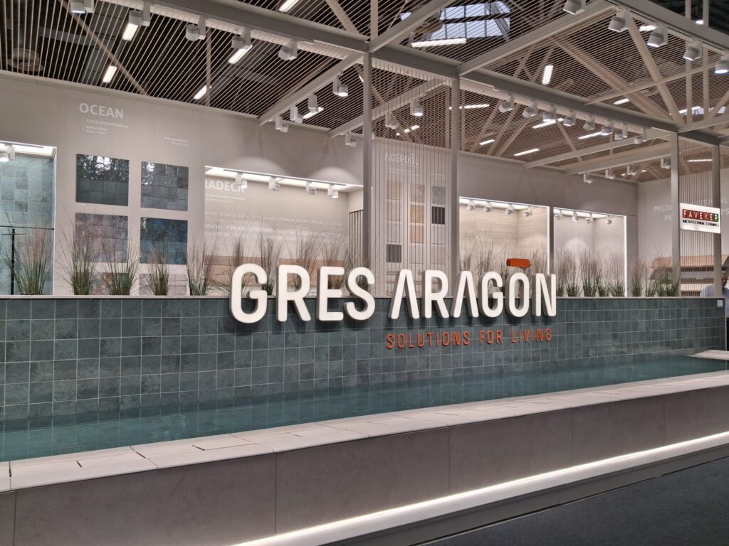 piscina-sistema-ceramico-integral-cersaie-gres-aragon.jpg Live swimming pool installation demonstrating Gres Aragón's integrated ceramic pool system at Cersaie.