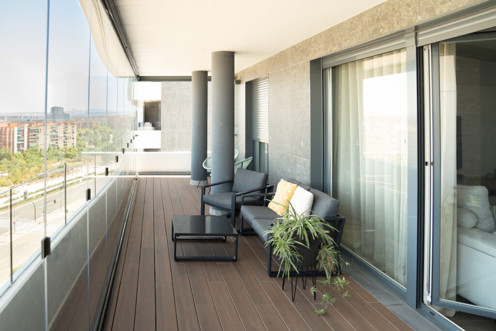 aradeck-pavimento-tecnico-sobreelevado-exterior-gres-aragon.jpg ARADECK raised technical flooring by Gres Aragón installed on a modern outdoor terrace.