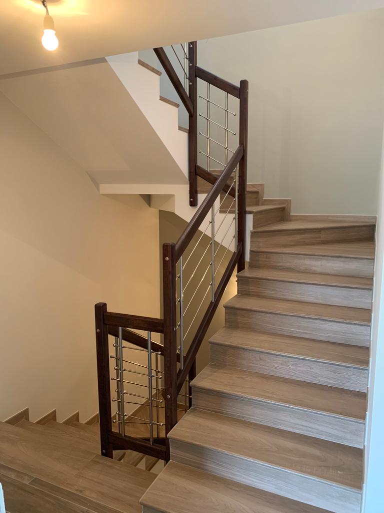 escaleras-modernas-obra-imitacion-madera.jpg Escalera interior moderna forrada con porcelánico imitación madera de Gres Aragón, combinando calidez nórdica y alta resistencia.